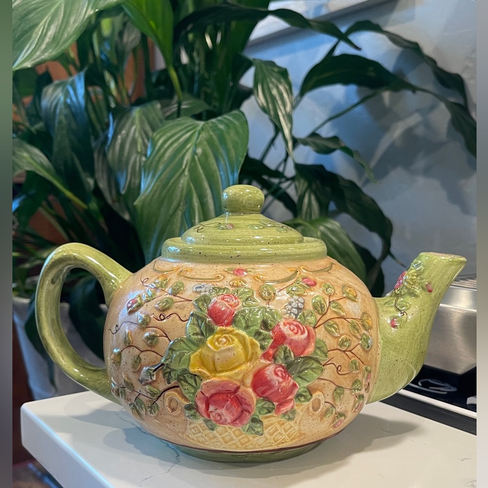 2004 Bonnie Griffin Rosa Bella Brownlow Hand Painted Ceramic Tea Pot